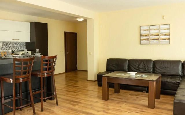 Cozy 1BD Apartment with a Spacious Terrace