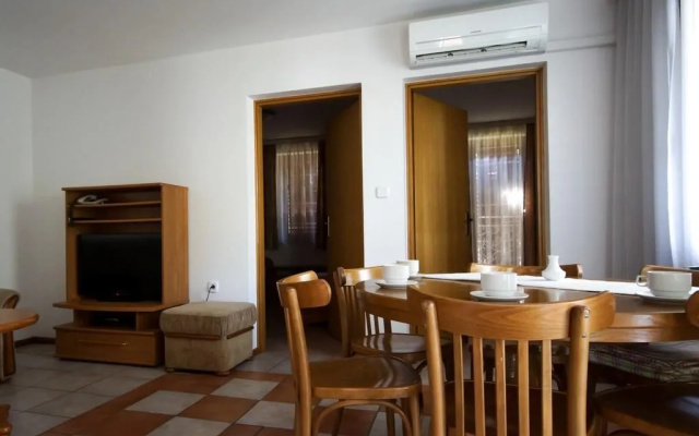 Apartments and Rooms Degra