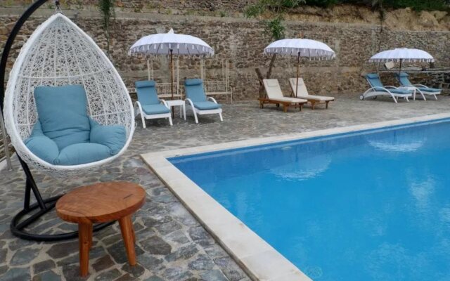 La Cecile Hotel and Cafe Komodo