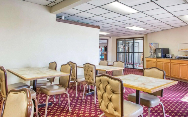 Econo Lodge Inn and Suites Stevens Point