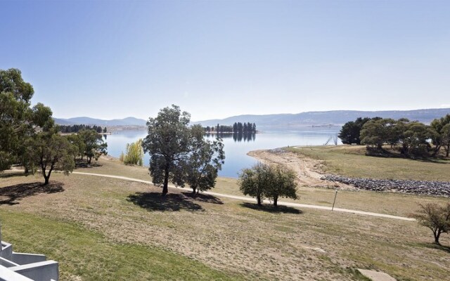 Horizons 420 Lake Jindabyne Waterfront