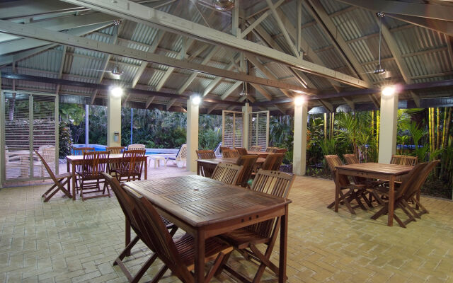 Trinity Beach Club Holiday Apartments