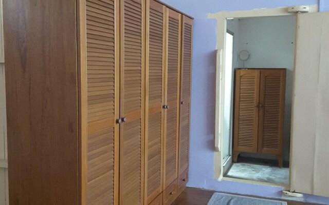 At Penny's Place - Hostel, Caters to Women