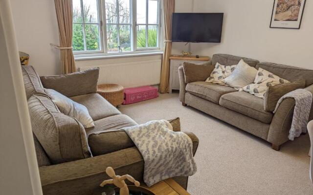 2 Bed Cottage - Sleeps 4 - Garden, Pets, Wifi