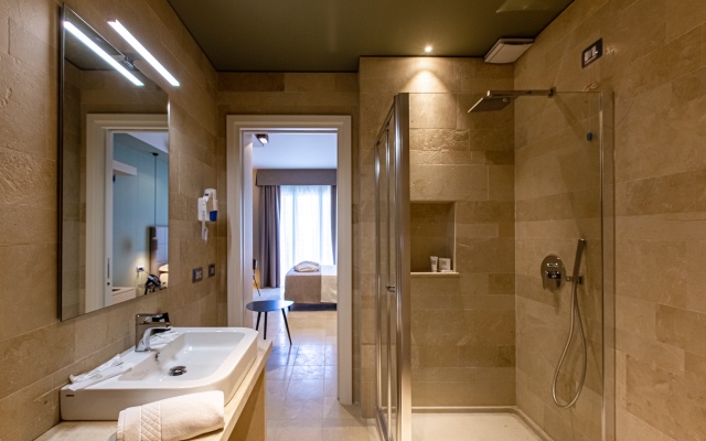 Charme Simon Bolivar