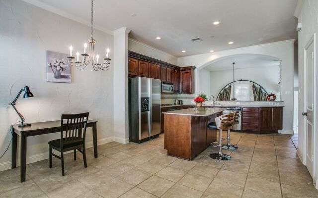 Beautifully furnished TownHome at shops