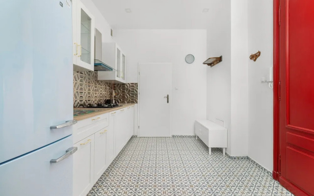 Yellow Apartment in Bytom by Renters