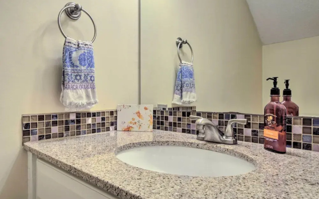 Tree-lined Durham Townhome: Close to Parks!