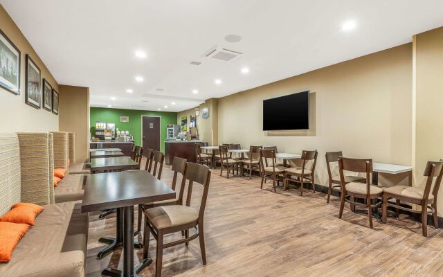 Van Wyck Hotel & Suites Near JFK Airport