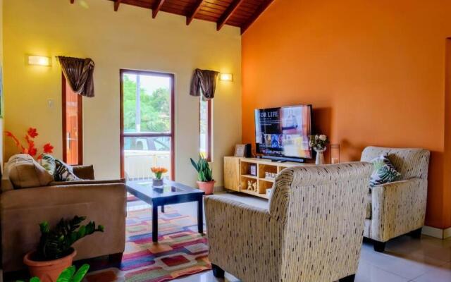 Iona's home: Vibrant 2bedroom home near Willemstad
