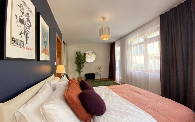 Central Flat With Balcony and Terrace in Sisli