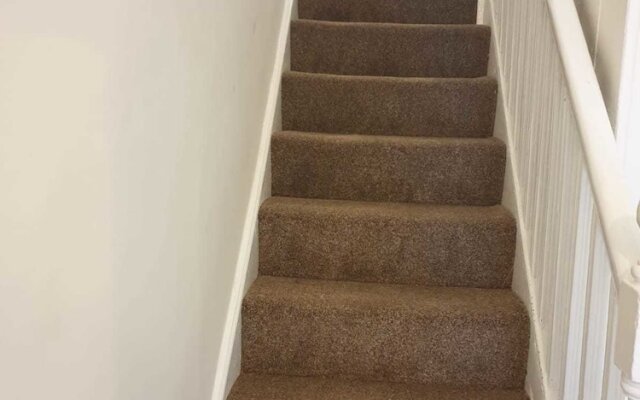 Newly refurbished 3 Bed House Near City
