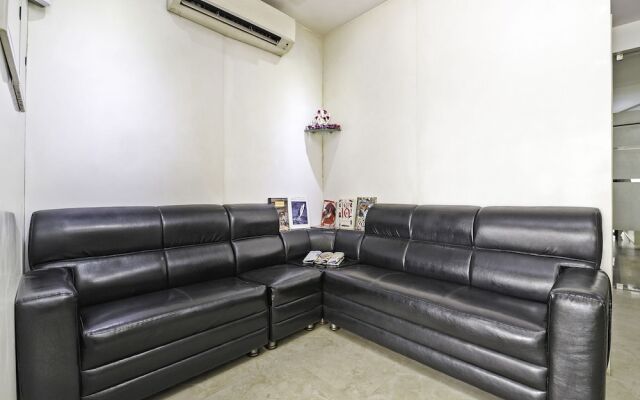 Capital O 4493 Apple Hotel