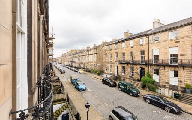 Light and Spacious 2 Bedroom Flat in Heart of Edinburgh