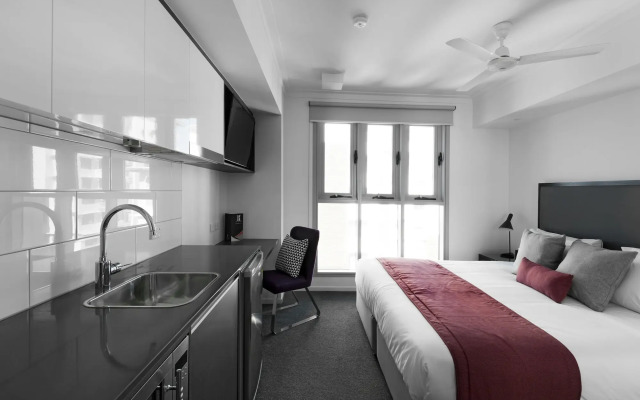 H on Mitchell Apartment Hotel