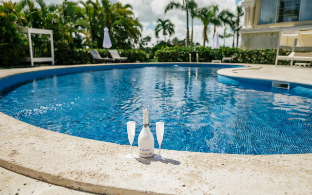 New Apartment Sueno pool area private Beach guard