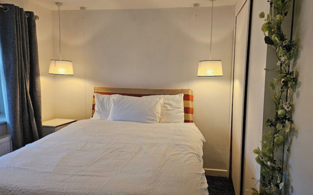 Pet Friendly - 3 Bedrooms - 6 Guests - Parking