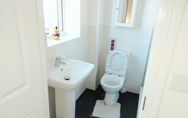Room in Guest Room - Ensuite Double Room, Full Kitchen, in 3-bed Home