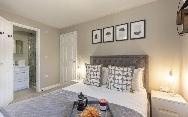 Elliot Oliver - 2 Bedroom Garden Apartment With Parking