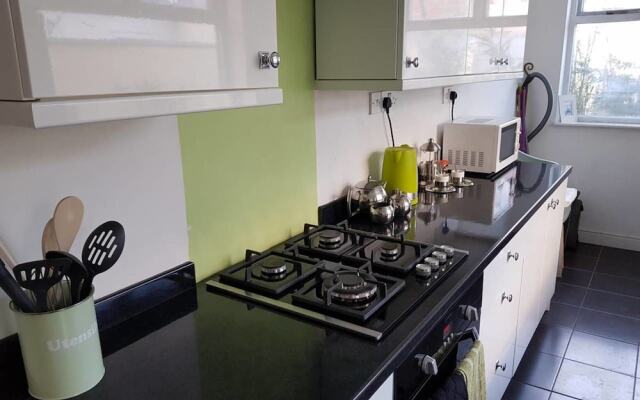 House - Sleeps 4 - Pets Ok - Parking - Garden