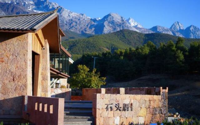 Lijiang Snow Mountain stone house