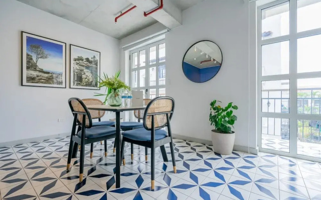 w Spectacular 2BR in Plaza Herrera
