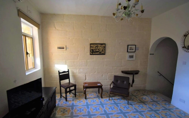 Stylish Maltese Retreat- Stunning Water Views & AC