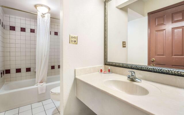 Econo Lodge Inn & Suites Macon