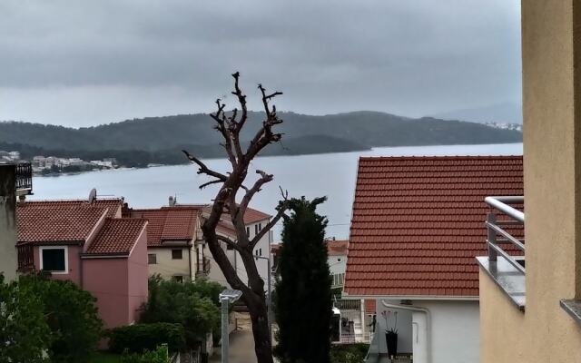 Immaculate 2-bed Apartment in Okrug Gornji