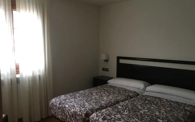 Hostal y Albergue Haizea - Hostel