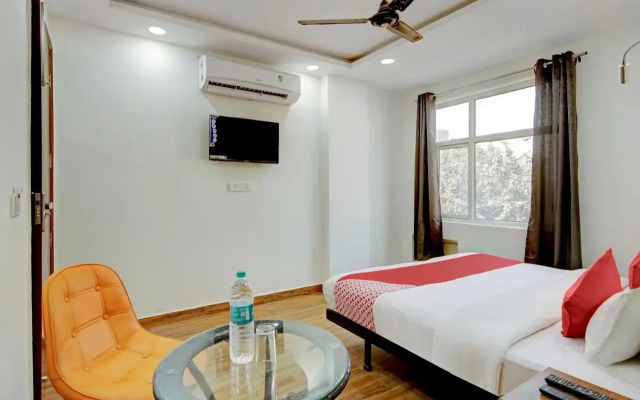 Oyo Flagship 703579 Santosh Residency