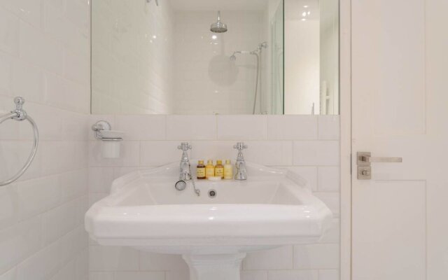 Fantastic 1BR Home - 1 Stop To Canary Wharf!