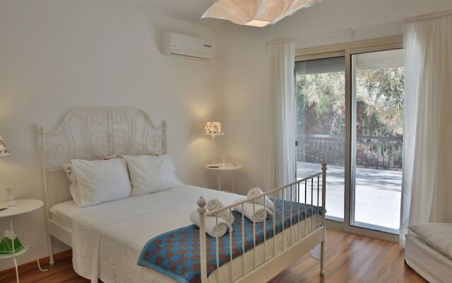 Nestor Hillside Moniatis House