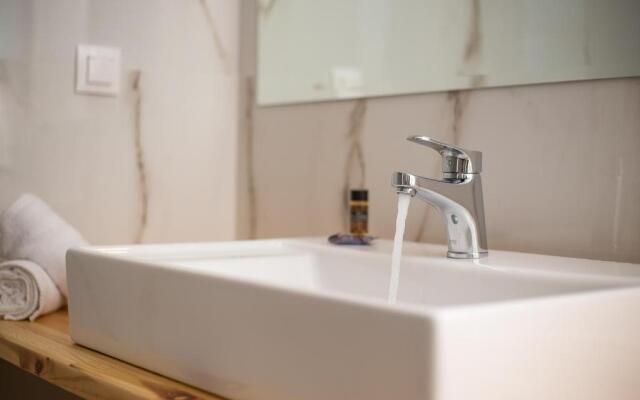 Avi Suites 1