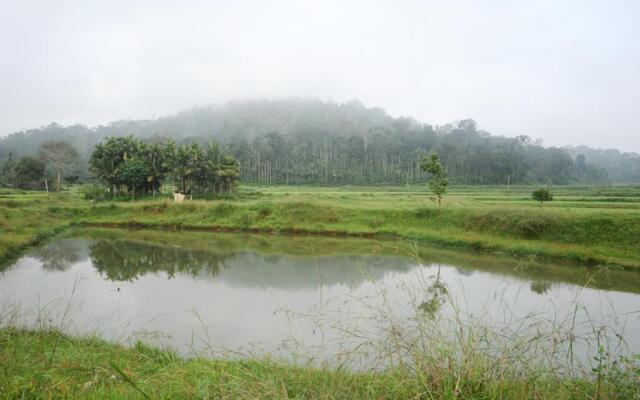 Family Estate Stay Near Murnad