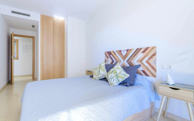 Apart Port Arenal con terraza y piscina