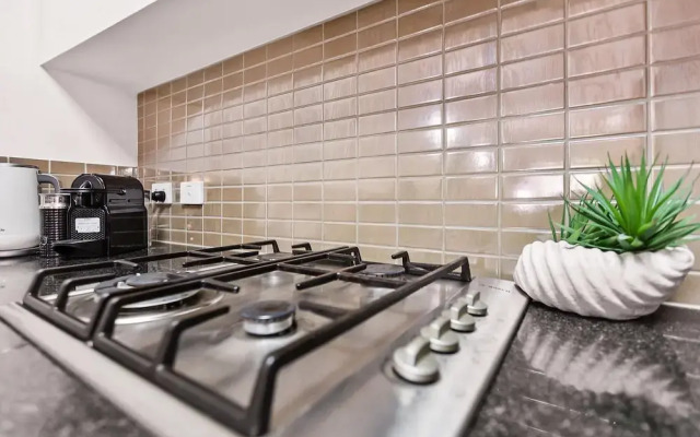 Lux Apartment Cairns - 9 Pools BBQ Gym