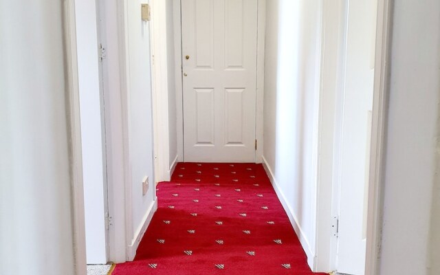 Bright Airy Home With Free Parking