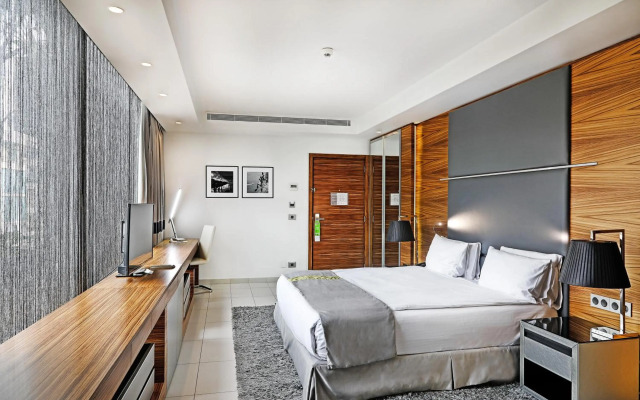 Warwick Stone 55 Hotel