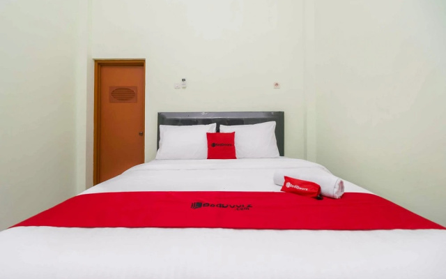 RedDoorz Syariah Near RSUD Dr HM Rabain Muara Enim – Guest Rooms – Muara Enim