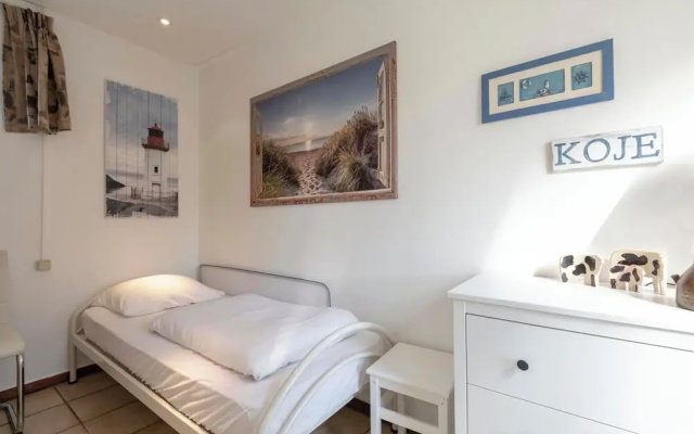 Bungalow in Sint Maartenszee Near Beach