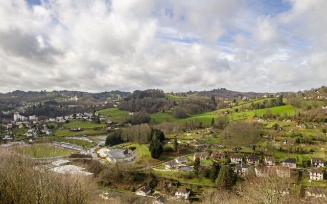 Panoramic White House Suite in Tulle