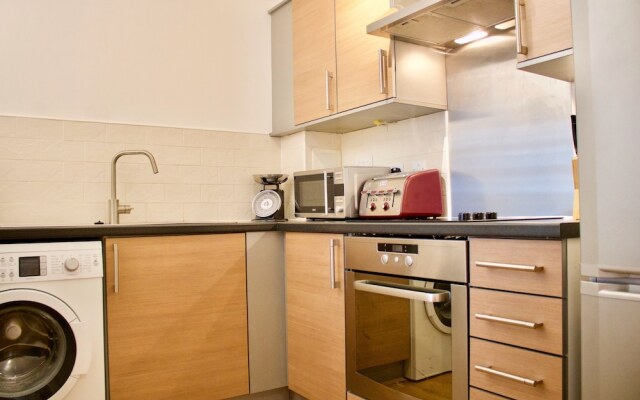 2 Bedroom Apartment In Granton Area