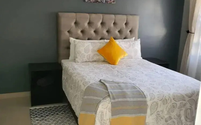 Posh 3 Bed Guesthouse in Hillside With Pool - 2039