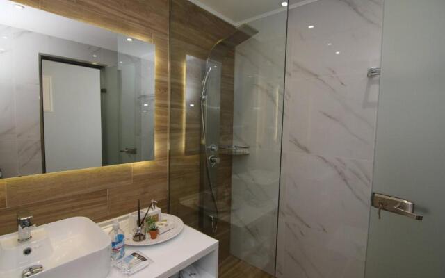 Lakones Deluxe Suites