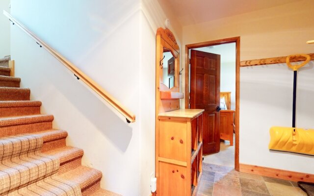 Rainbow Villas 1 Charming Boutique complex, Dual Master Suites, Forest Mountain Views by RedAwning