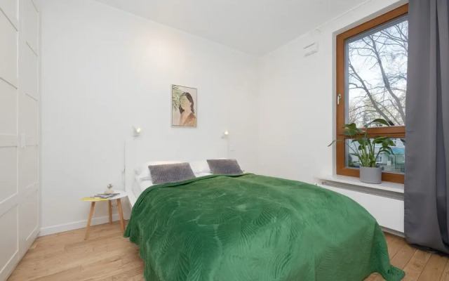 Muranów Apartment Parking by Renters