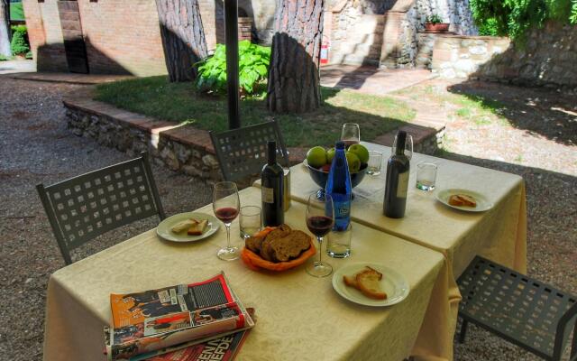 Apartment in a farmhouse with swimming pool