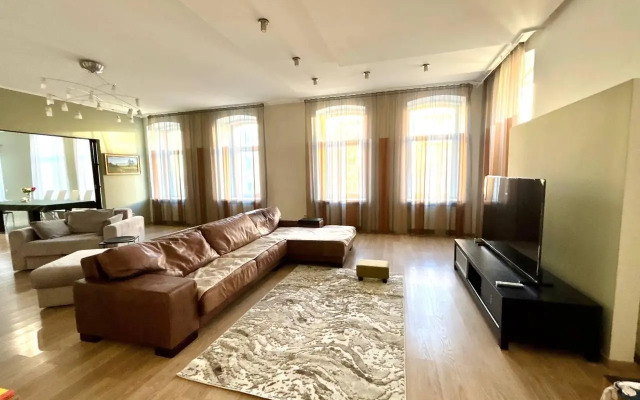 Big Family Apartment on Gogol Street 25