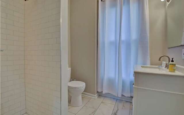 Spacious 6BR/3BA House w/ Parking! Sleeps 20!
